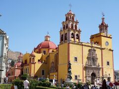 　グアナファトのバシリカ（Paroquia de Basilica Colegiata de Nuestra Senora de Guanajuato）。
　日曜はミサが多くて中へは入りませんでした。入口でパイプオルガン演奏と讃美歌を聞けて良かったですが。