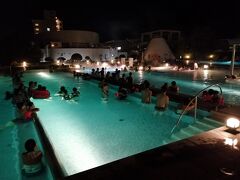 21時開始の噴水ショーを見るため、再びアクアガーデンへ。

夜でもプールは大人気。
