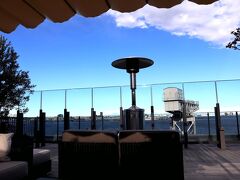 折角だし…
最高のお天気だし…ルーフトップで食べよっか。