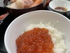 日本最北の地、稚内の朝～

お宿の名物のいくら盛り放題丼は、新型コロナのせいで食堂のおばちゃんが盛ってくれる形となっていましたが、健在です。
「もうちょっともりもりで～」のいくら丼と海鮮丼。

朝から豪華に！
なぜなら多分昼飯はセコマご飯なので。

盛り放題なので、いくらの粒は小粒が多い感じでしたが、うまい。
朝から海鮮丼うまい～。