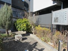 森下駅A５出口へ戻り、清洲通りを渡ったところに弥勒寺橋跡の説明板があります。江戸時代から昭和にかけて存在した五間堀に橋が架けられていたそうです。橋の名称は、橋の近くに移転してきた弥勒寺から付けられたとのことです。昭和に入って五間堀が埋め立てられると橋も廃橋になってしまい、現在は説明板が残っているだけで橋の痕跡はありません。説明板が立っていることで、当時の歴史を知ることができるので貴重な説明板だと思います。