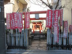 万年橋の北の路地に地元の人たちによって祀られた芭蕉稲荷神社があります。芭蕉が亡くなるまで住みかとしていたところで、幕末から明治にかけて武家屋敷の一部になり消失したものの、大正に起こった津波の後で芭蕉が愛好していた蛙の石造が発見されたことから、再建されたという歴史がある神社です。神社周辺には芭蕉記念館や芭蕉庵史跡展望公園もあり、芭蕉ファンでなくても興味深いエリアだと思います。