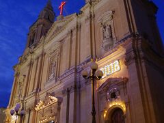 サクロクオール教区教会（Parish Church of Sacro Cuor）
昼間に見た教会にも電飾が施されていました。
これがマルタの教会のスタイルなんでしょう。
でも、空中に浮かぶ赤い十字架は嫌だなあ。
