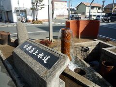 昼頃には目的地の赤穂に着きました…、いつもの商店街専用駐車場に止めます、

駅前通りに在る「旧上水道モニュメント」は江戸時代の元和２年に完成した天下に誇る日本三大上水道の一つ、赤穂上水道です、今も脈々とサイフォンのように水が溢れ出ています。