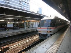 早朝、地元の駅を出て「新横浜」から「のぞみ」で「名古屋」へ行き、「名古屋」から「新宮」へは10:01発「特急南紀３号」で向かいます。
「名古屋」から「新宮」までの特急はこれ一択なので、新幹線が遅延したらとちょっと心配しましたが、日本の新幹線は時間厳守。問題なく乗り継ぐことができました。