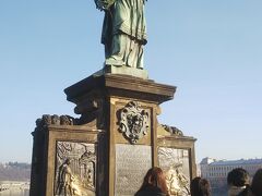 レリーフに触ると幸運が訪れるという「聖ネポムツキー像」。
みんな触るので色が変わってますｗ

聖人像は意外と高さがあり、私も母も背が低いのでレリーフまでもやっとでした。