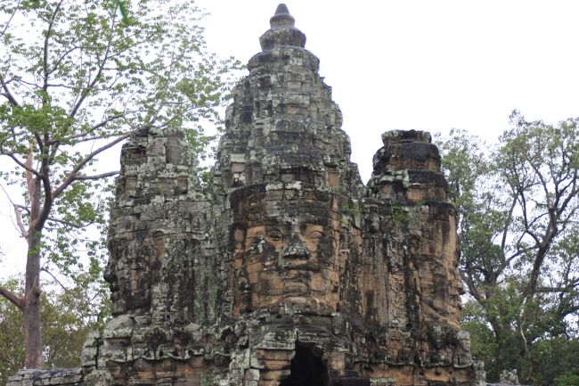 アンコール・トム南大門。<br />　四面の観音菩薩をあしらった大門をくぐるとアンコール・トム場内です。<br />