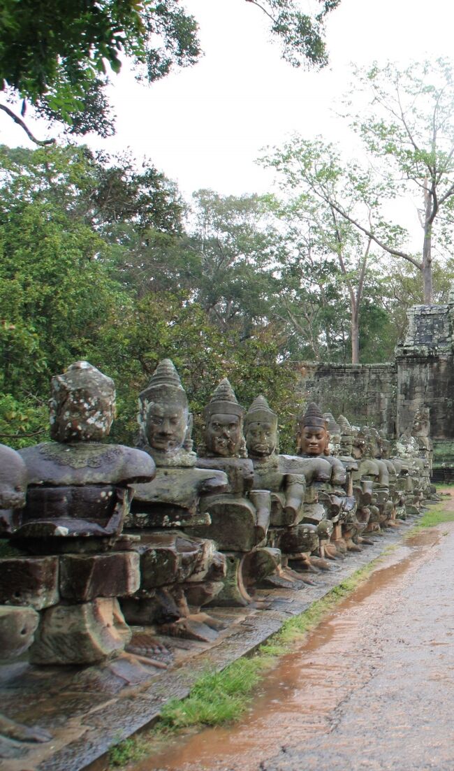 石作りの質感と重量感、苔むして風化した表面、数百年ここにある、その歴史感に圧倒されます。<br />