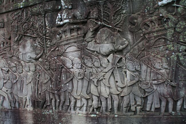 当時の戦争は兵士だけが従軍したわけではなかった。長い兵士の隊列の後には、食料を運ぶ牛の列やさらに戦列についていく家族の姿が描かれている。