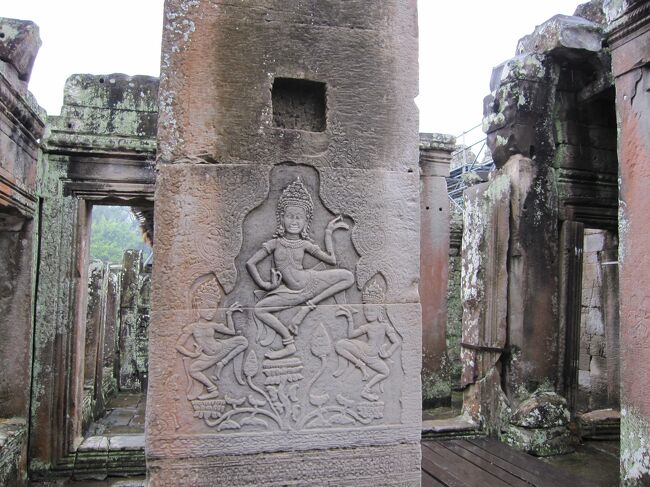 天女アプサラスの彫刻。