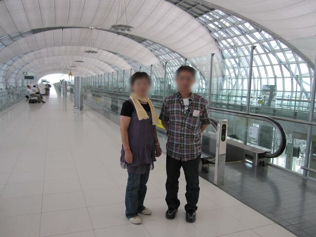 タイのバンコクで乗り換え、カンボジアのシェムリアップへ。<br />　バンコクの空港は、綺麗で壮大な飛行場でした。<br />