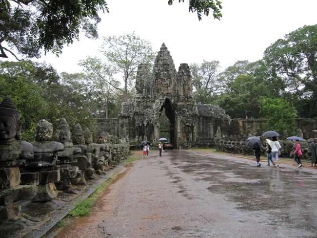 アンコール・トム南大門<br />　南大門すごい、これを作った権力者はすごい。<br />綱引き像が道路の両脇に並びます、すべて、違う顔・違う表情。