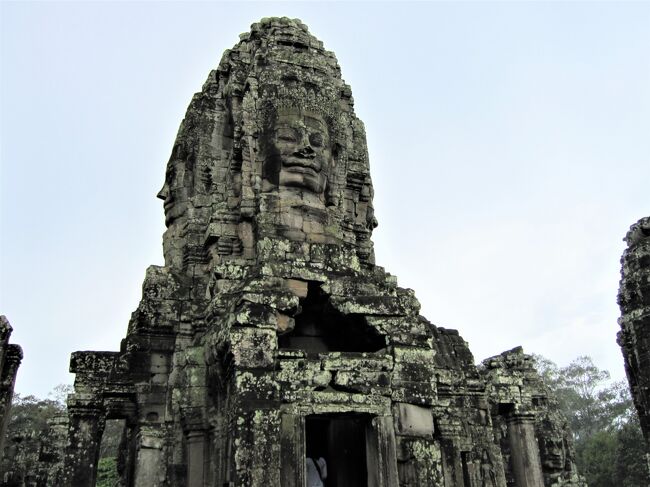 遺跡群のアンコール・トム<br />　四面仏塔群です、石だけなんだけどその存在感がスゴイ。