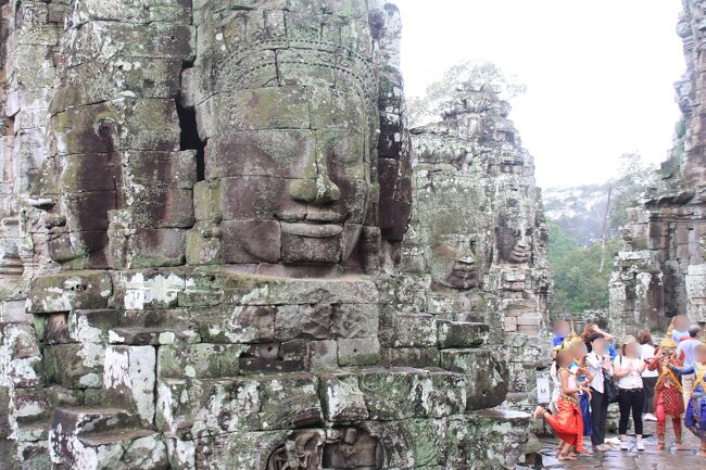 クメールのほほ笑み、四面仏塔、観光客がいっぱい来ています。