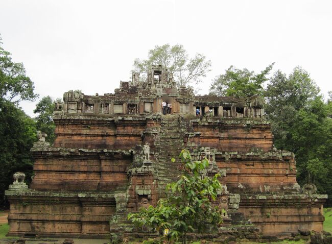 アンコール・トムの中で、王宮のほぼ中心に位置する「ピミアナカス」。<br />　「天上の宮殿」「空中楼閣」という意味をもつ遺跡です。