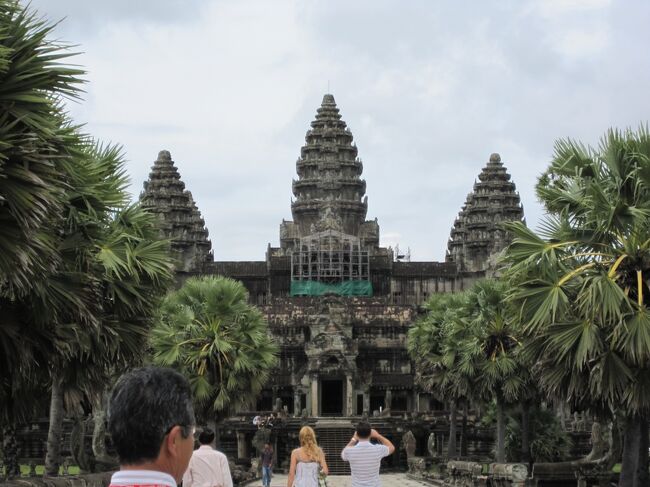 門をくぐるとアンコール・ワットの３つの塔が現れる。