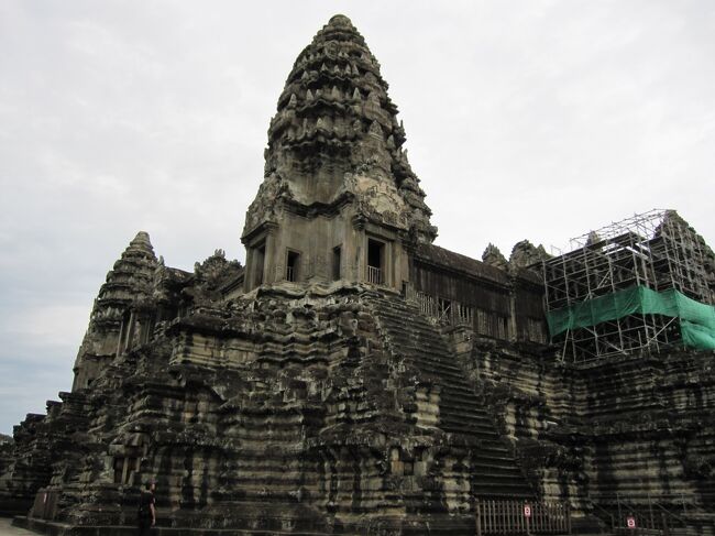 アンコールワットに入ると内部に、第一回廊から第三回廊まで段々と積みあがっている構造となっている。<br />　ここは、第二回廊。<br />第三回廊には上る事が出来ません、残念、現在は第三回廊が修復中です。<br />