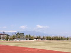 さて、運動の時間です。

小瀬スポーツ公園陸上競技場まで車で移動。

朝ご飯、買い込んだ何か食べたんですが、写真もなく忘れました。(笑)