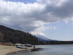 そこからビューンと走って、精進湖です。
人は少ない。
富士山チラ見しかできないしー！