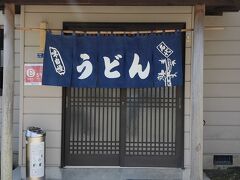 河口湖と言えば吉田うどん

この日はブランチをこちらに決めてました。
ビューンと走って10:30開店の門々利うどんさんです。