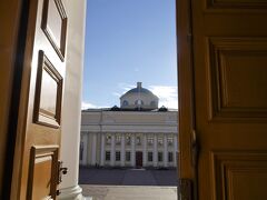 開かれた扉からのドームの美しい建物は、フィンランド国立図書館。

1歩足を踏み入れると、そこに広がるのは物語の世界のような空間…！本がずらりと並んでおり、インスタ映えも狙えそうです◎と・・