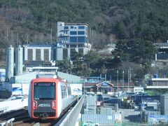 釜山・金海国際空港から、釜山-金海軽電鉄の電車で沙上駅に到着。
釜山交通公社（地下鉄）2号線と韓国鉄道公社（KORAIL）京釜線が接続する一大ターミナル駅です。
ただ、奥に見えるKORAILの駅ですが、停車する列車はさほど多くなかったり。