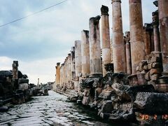 何はともあれ、さっさと目星をつけていた宿にチェックインしたら、イスラエルに向かうための手続きをする必要があります。といって、国交がない時代にイスラエルの大使館や領事館なんてものはありません。そうはいっても、建前とは違う現実というものがあって。ヨルダンの内務省に赴けばヨルダン川西岸に向かう許可書「West Bank Permission」を簡単に発行してくれます