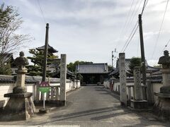 正面は第八十六番札所の志度寺。
