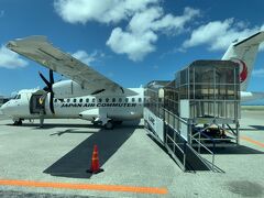 那覇空港に到着いたしました。
次はホッピングツアーの定番ルート「那覇～沖永良部～徳之島～奄美」をフライトします。まずは、那覇ー沖永良部から。
写真は次に乗る飛行機です。JACなので、後ろから乗ります。