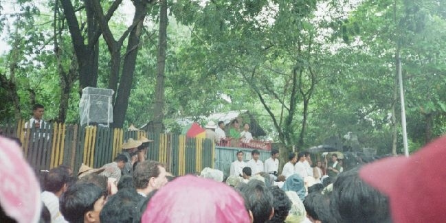 到着翌日、アウンサンスーチー氏の演説が自宅前で行われるということで同じ宿の日本人旅行者とタクシーでインヤー湖畔へ向かった。<br />ちょうど自宅前では演説が始まるようで周辺には人が集まっていた。