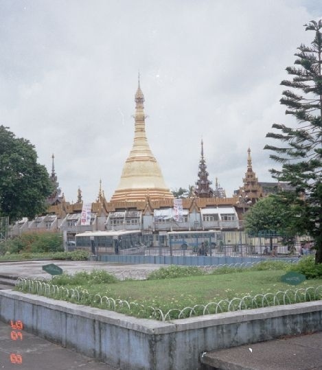 ヤンゴンのへそ。スーレーパゴダ。