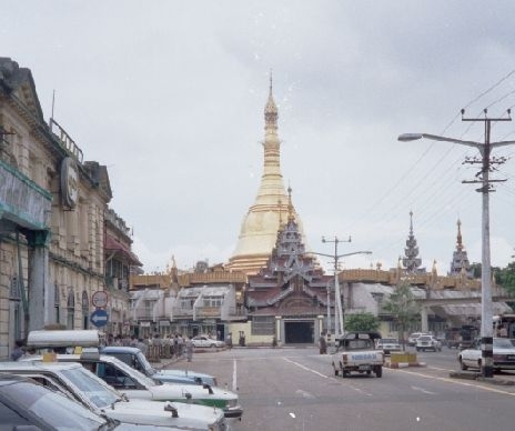 国の中心だというのに殺風景だ。