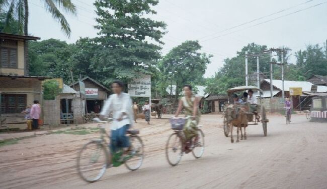 ヤンゴンから列車でミャンマー中部へ向かうことにした。向かった先はターズィ。ミャンマー最大の観光しパガンの拠点となる鉄道駅だ。<br />ヤンゴンを出発した翌朝にはターズィに到着。街は舗装もされておらず、素朴な雰囲気だ。