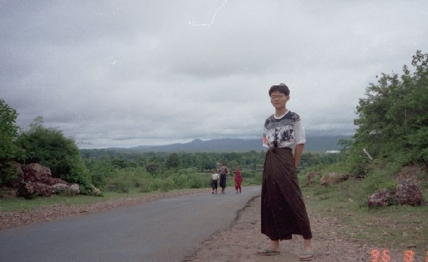 公共交通機関は探すことができず、タクシーでパガンを目指すことにした。途中で休憩。<br />ミャンマー滞在中はロンジーと呼ばれるミャンマーの民族衣装の腰巻きを身につけ現地人にできるだけ同化することにした。