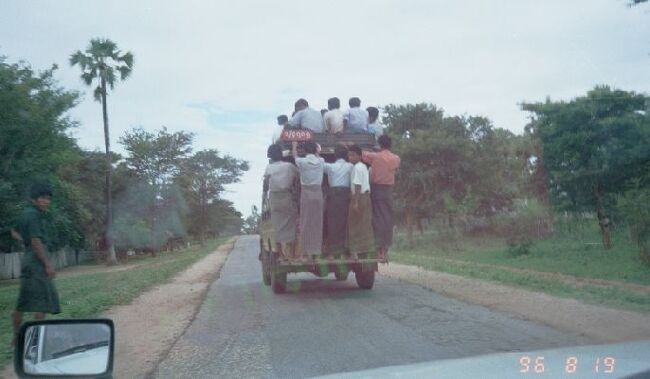 しばらくは走ると乗り合いトラックが現れた。本当はこれに乗りたかった。