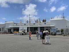 与論空港に到着いたしました。与論空港は先ほどの喜界空港よりも大きくて、沖永良部空港といい勝負です。ただ、島の規模からいえば沖永良部島の方がはるかに大きいんだけどね。