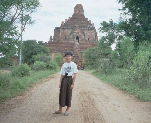 タクシーを使いパガンには簡単に到着した。<br />パガン遺跡はアジア３大石造寺院の一つといわれている。他はアンコールワット（カンボジア）とボロブドゥール（インドネシア）だ。<br /><br /><br />パガンはイラワジ川沿いの広い地域に寺院遺跡が点在していて今でも信仰の対象となっている。広いので自転車でまわることにした。