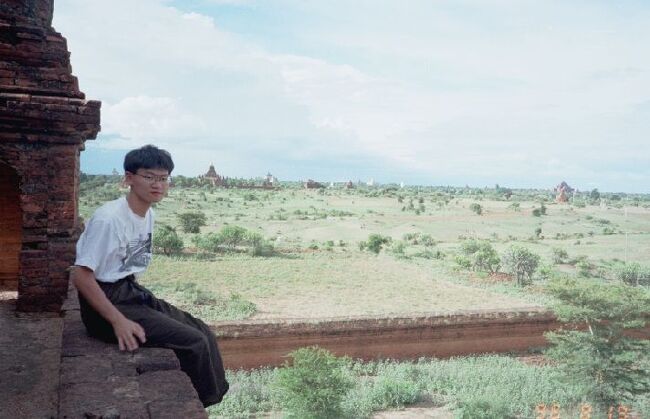 荒野に広がるバガン遺跡群を見下ろす。<br />どこの遺跡か忘れたけど眺めがよかった。