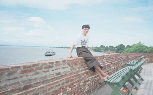 イラワジ川沿いで休憩。