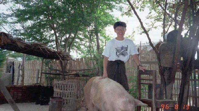 遺跡で知り合った少年の家に遊びに行くことになった。<br />家畜の豚と。