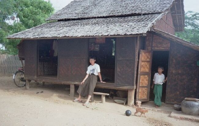 高床式のミャンマー伝統家屋？庶民の平均的な家だ。