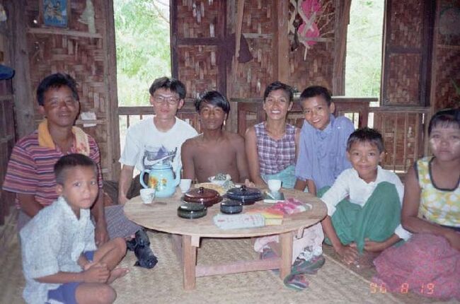 少年の家族はもてなしてくれたが、僕は多少疲れ気味。