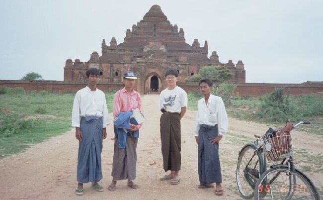 ダヤマンジー寺院にてヤンゴン大学の学生たちと出会った。