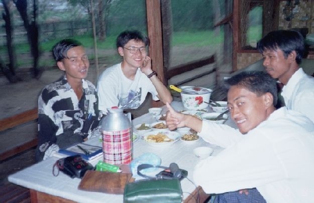 学生たちと食事することになった。