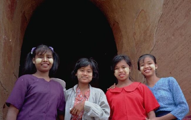 寺院にいた女の子たち。