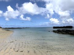 次は赤崎海辺へと連れて行ってもらいました。砂浜についている波模様を見てわかるように、このあたりは結構干満の差が激しいみたいです。きれいな海辺です。