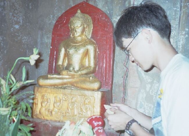 内部の仏像に金箔を貼る