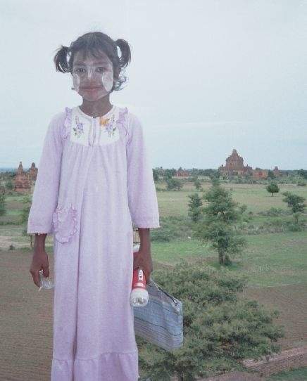 寺院内部で懐中電灯を使って案内してくれた女の子。