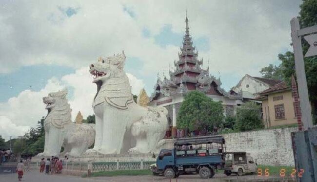 マンダレーへ移動した。<br />マンダレーはミャンマー第２の都市だ。<br />町の北東にあるマンダレーヒルにむかった。丘全体が寺院となったマンダレー最大の聖地で南参道入口には大きな真っ白のライオンの像がある。
