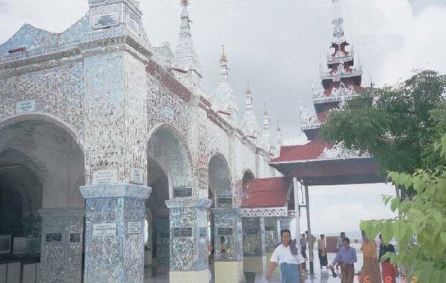 頂上は広いテラスになっており、中央の塔には仏像が安置されている。